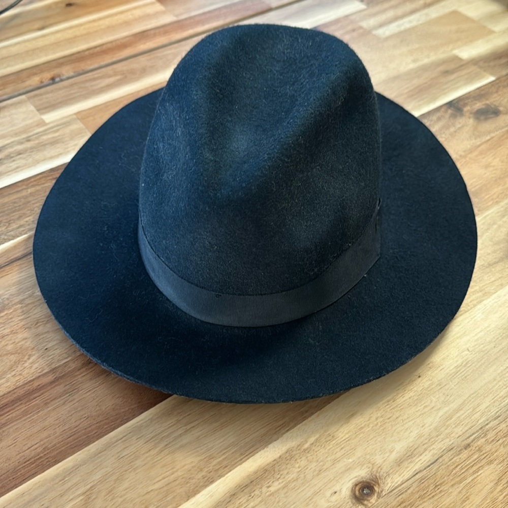 Volcom navy blue 100% wool hat